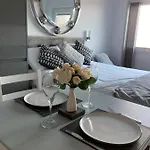 Beautiful 1-bed In * 彭里斯