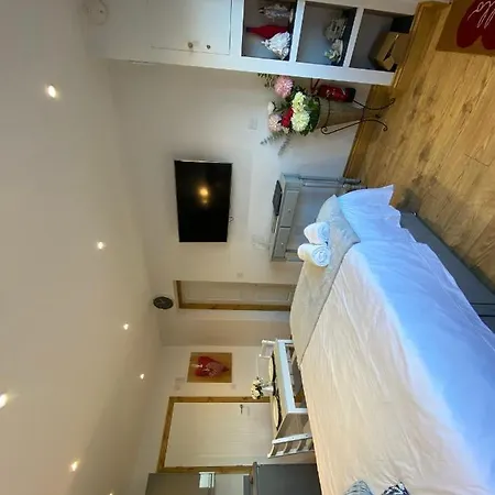Beautiful 1-bed In Holiday home